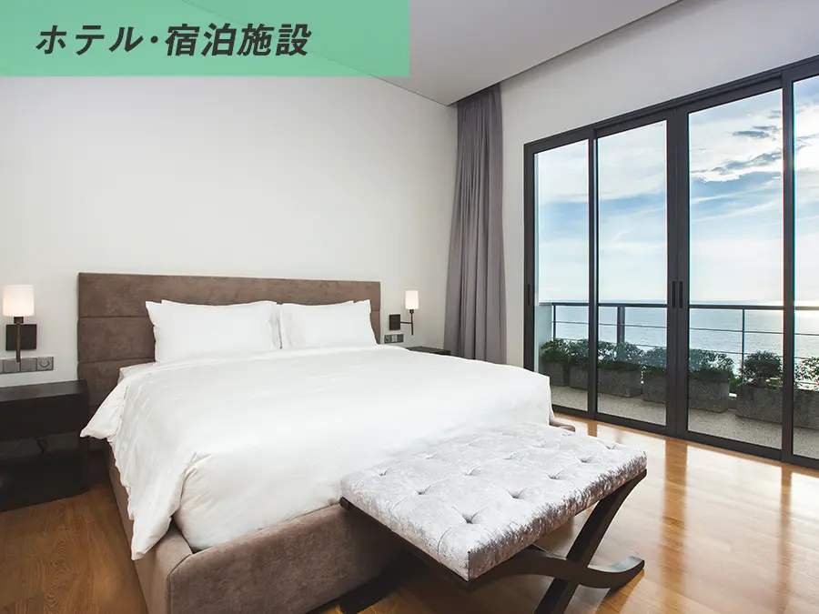 ホテルなどの宿泊施設｜重塩害･塩害エリア対応の産業用蓄電池の導入イメージ