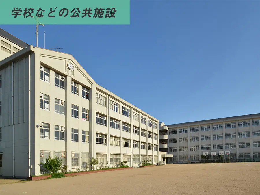 海沿いの学校などの公共施設｜重塩害･塩害エリア対応の産業用蓄電池の導入イメージ